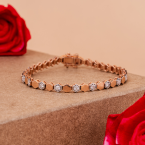 Modern silver bracelet with baguette-cut green emerald stones and bold chain links, combining classic gemstones with contemporary edge